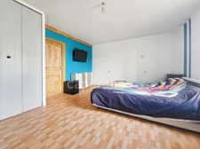 CHAMPDÔTRE, maison familiale d'une surface de 255 m² au sol avec 7 chambres et piscine