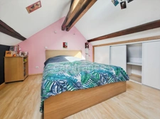 CHAMPDÔTRE, maison familiale d'une surface de 255 m² au sol avec 7 chambres et piscine