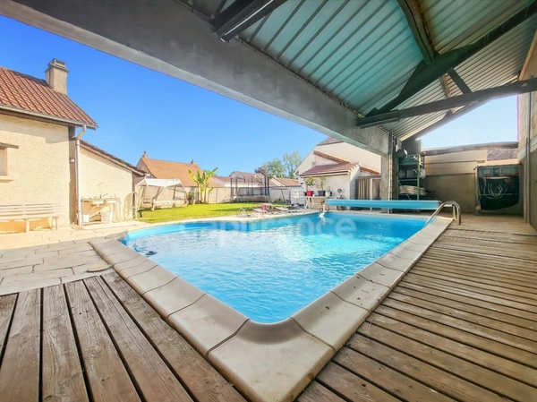 CHAMPDÔTRE, maison familiale d'une surface de 255 m² au sol avec 7 chambres et piscine