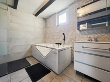 CHAMPDÔTRE, maison familiale d'une surface de 255 m² au sol avec 7 chambres et piscine