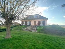 Family home of over 220 m² with 5 bedrooms, swimming pool, sauna, enclosed grounds, unobstructed views