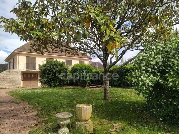 Maison familiale de plus de 220 m² avec 5 chambres, piscine, sauna, terrain clos, vue dégagée