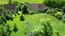 Doubs (25), à vendre Le Val, terrain de 1732 m2 + bâtisse en ruine de 447 m2 au sol