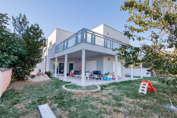 Doubs (25), à vendre Besançon, Les Montboucons, Maison 235 m2 ( T4 + T3 ) + terrain de 669 m2 