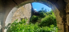Doubs (25), à vendre Le Val, terrain de 1732 m2 + bâtisse en ruine de 447 m2 au sol