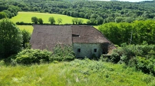 Doubs (25), à vendre Le Val, terrain de 1732 m2 + bâtisse en ruine de 447 m2 au sol