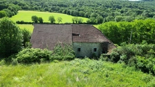 Doubs (25), à vendre Le Val, terrain de 1732 m2 + bâtisse en ruine de 447 m2 au sol