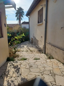 Rare in FRONTIGNAN (34) - Single-storey 5-room house with outbuildings 
