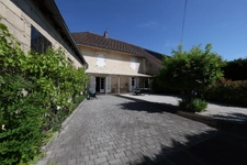 A vendre à SAINT HYMETIERE sur VALOUSE (A 1 heure de Lyon ou de Genève et 35 minutes d'Oyonnax ou de Lons le Saunier) Très belle maison de village