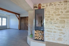 A vendre à SAINT HYMETIERE sur VALOUSE (A 1 heure de Lyon ou de Genève et 35 minutes d'Oyonnax ou de Lons le Saunier) Très belle maison de village