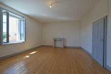 A vendre à SAINT HYMETIERE sur VALOUSE (A 1 heure de Lyon ou de Genève et 35 minutes d'Oyonnax ou de Lons le Saunier) Très belle maison de village
