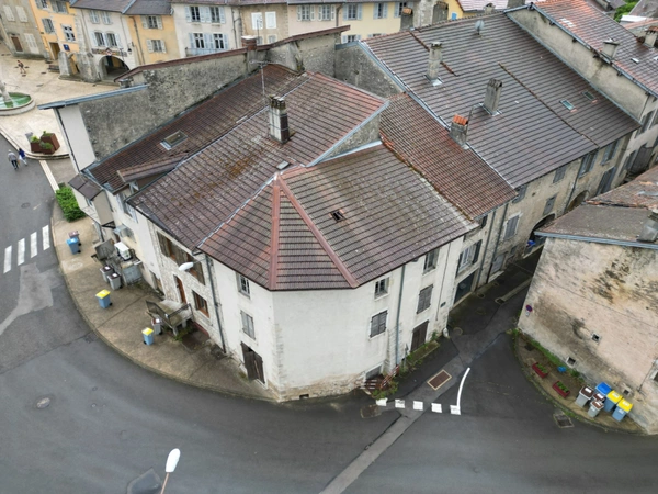 A vendre à Arinthod Jura (39) Grande maison de village à rénover entièrement