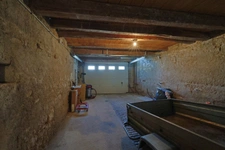 A vendre à SAINT HYMETIERE sur VALOUSE (A 1 heure de Lyon ou de Genève et 35 minutes d'Oyonnax ou de Lons le Saunier) Très belle maison de village