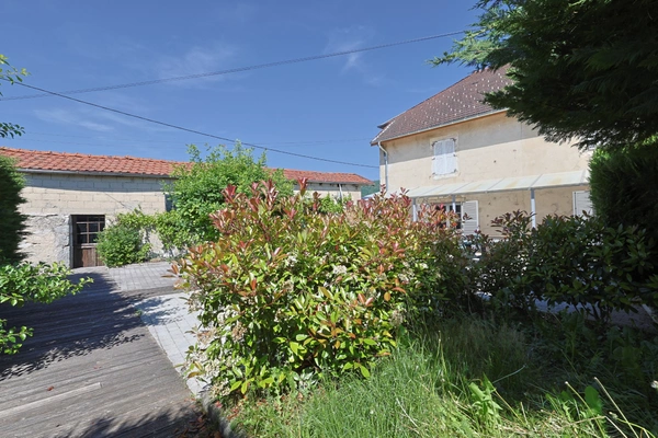 A vendre à SAINT HYMETIERE sur VALOUSE (A 1 heure de Lyon ou de Genève et 35 minutes d'Oyonnax ou de Lons le Saunier) Très belle maison de village