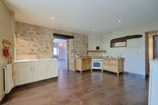 A vendre à SAINT HYMETIERE sur VALOUSE (A 1 heure de Lyon ou de Genève et 35 minutes d'Oyonnax ou de Lons le Saunier) Très belle maison de village