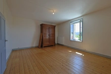 A vendre à SAINT HYMETIERE sur VALOUSE (A 1 heure de Lyon ou de Genève et 35 minutes d'Oyonnax ou de Lons le Saunier) Très belle maison de village