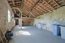 A vendre à SAINT HYMETIERE sur VALOUSE (A 1 heure de Lyon ou de Genève et 35 minutes d'Oyonnax ou de Lons le Saunier) Très belle maison de village