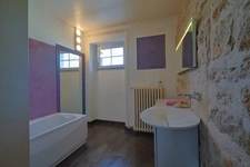 A vendre à SAINT HYMETIERE sur VALOUSE (A 1 heure de Lyon ou de Genève et 35 minutes d'Oyonnax ou de Lons le Saunier) Très belle maison de village