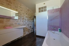 A vendre à SAINT HYMETIERE sur VALOUSE (A 1 heure de Lyon ou de Genève et 35 minutes d'Oyonnax ou de Lons le Saunier) Très belle maison de village