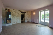 A vendre à SAINT HYMETIERE sur VALOUSE (A 1 heure de Lyon ou de Genève et 35 minutes d'Oyonnax ou de Lons le Saunier) Très belle maison de village