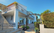 Bouches du Rhône Department (13), for sale SAINT MITRE LES REMPARTS P8 house of 230 m² Large family villa or investment – Exceptional view of the pond & Sainte-Victoire
