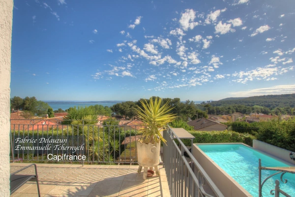 Dpt Bouches du Rhône (13), à vendre SAINT MITRE LES REMPARTS maison P8 de 230 m²Grande villa familiale ou investissement – Vue exceptionnelle sur l’étang & la Sainte-Victoire