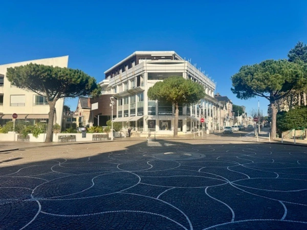 LA BAULE CENTRE DE GAULLE-LOCAL/APPARTEMENT 103M2-TERRASSE ET JARDIN- BIEN D'EXCEPTION