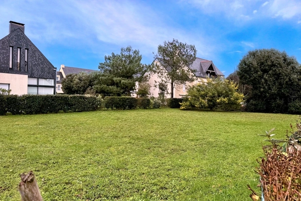 LE CROISIC-TERRAIN CONSTRUCTIBLE VIABILISÉ (AVEC FIBRE) DE 561M2- AU CALME-PROCHE COMMERCE ET PLAGES