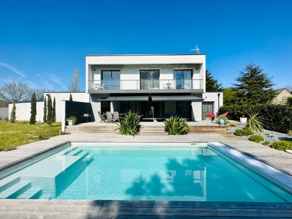 LA TURBALLE-MAISON CONTEMPORAINE 6P DE 176M2-PISCINE-GARAGE 40M2-JARDIN-SUR TERRAIN DE 720M2