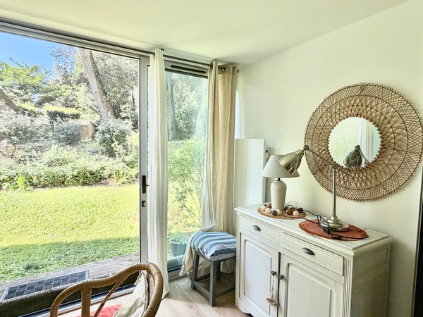 LE POULIGUEN-STUDIO DE 28M2-EXPOSÉ SUD-PROCHE COMMERCE ET PLAGE A PIED- AU CALME- VUE SUR VERDURE