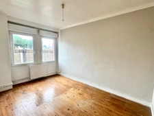 SAINT NAZAIRE-MAISON DE 57m2-3 PIÈCES-TERRAIN 261m2-GARAGE-PLACES DE PARKING POSSIBLE PROFESSIONNEL
