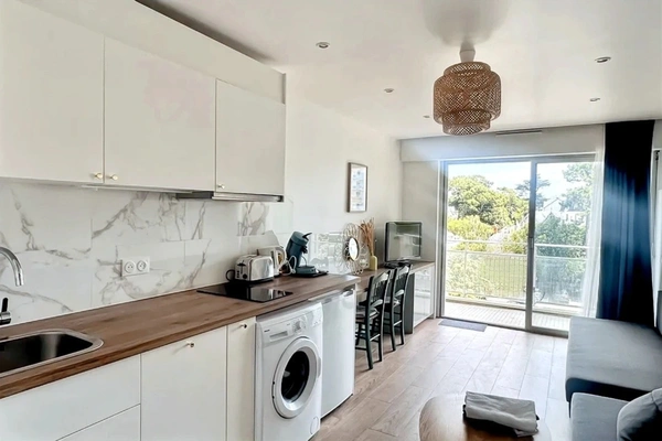 LA BAULE HYPER CENTRE-APPARTEMENT T1 DE 21,17M2-ETAGE ELEVE-BALCON-PROCHE DES COMMERCES