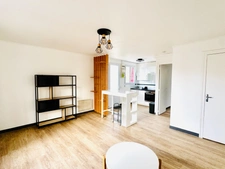 LE POULIGUEN-APPARTEMENT T2 DE 37M2-UNE PLACE DE PARKING-PROCHE COMMERCE A PIED- AU CALME