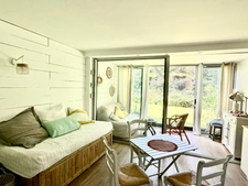 LE POULIGUEN-STUDIO DE 28M2-EXPOSÉ SUD-PROCHE COMMERCE ET PLAGE A PIED- AU CALME- VUE SUR VERDURE