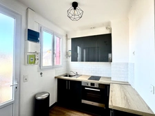 LE POULIGUEN - 1-BEDROOM APARTMENT OF 37M2 - ONE PARKING SPACE - CLOSE TO SHOPS WITHIN WALKING DISTANCE - QUIET LOCATION