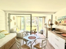 LE POULIGUEN-STUDIO DE 28M2-EXPOSÉ SUD-PROCHE COMMERCE ET PLAGE A PIED- AU CALME- VUE SUR VERDURE