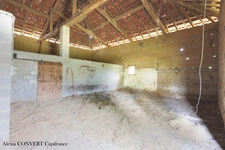 Dépendance 115m² avec 946m² de terrain proche centre village Foissiat