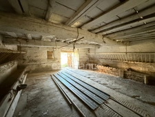 À saisir rapidement : Grange à rénover avec un potentiel incroyable !