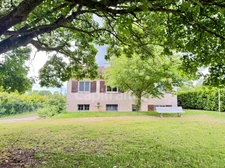 Maison familiale avec grand sous-sol, jardin arboré et vue dégagée – Proche Pont-de-Vaux