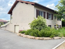 Maison familiale avec grand sous-sol, jardin arboré et vue dégagée – Proche Pont-de-Vaux