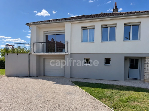 Maison rénovée en 2022 avec terrain, terrasse, sous-sol aménagé et grand garage à Fontaines