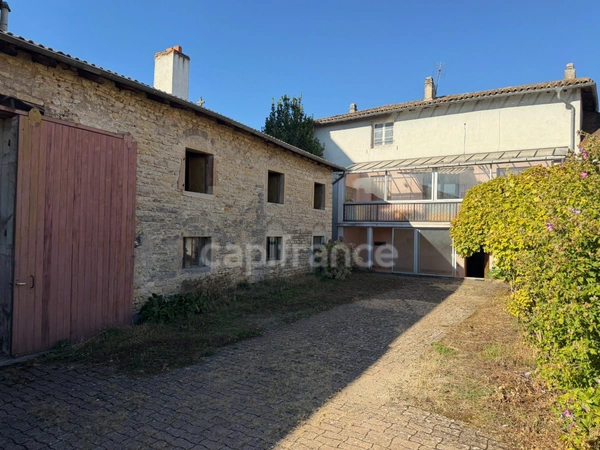 Maison ancienne en pierre de 117 m² avec vastes combles et grange en pierre