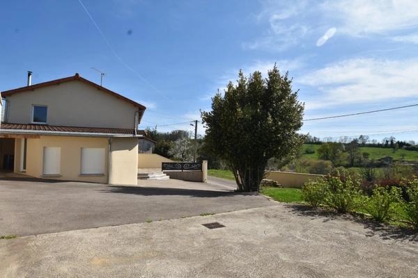 proche CHARLIEU - Maison rénovée - 158 m² - 6 pieces.