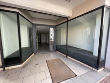 Dpt Saône et Loire (71), à vendre Centre CHAUFFAILLES Local commercial et appartement -200m2  - rénové -