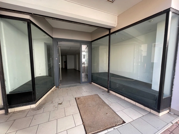Dpt Saône et Loire (71), à vendre Centre CHAUFFAILLES Local commercial et appartement -200m2  - rénové -