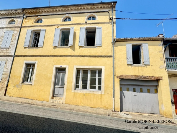 Maison en pierre à rénover, 3 chambres, garage et cour