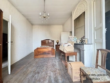 Maison en pierre à rénover, 3 chambres, garage et cour
