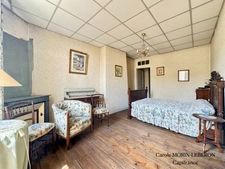 Maison en pierre à rénover, 3 chambres, garage et cour