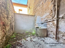Maison en pierre à rénover, 3 chambres, garage et cour