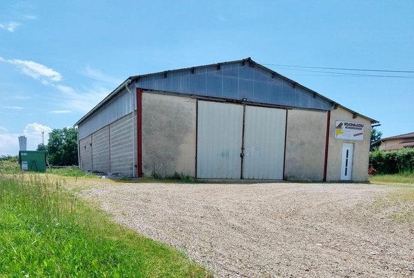 MONSEGUR, bâtiment réhabilitable, terrain d'envrion 1684 m²  